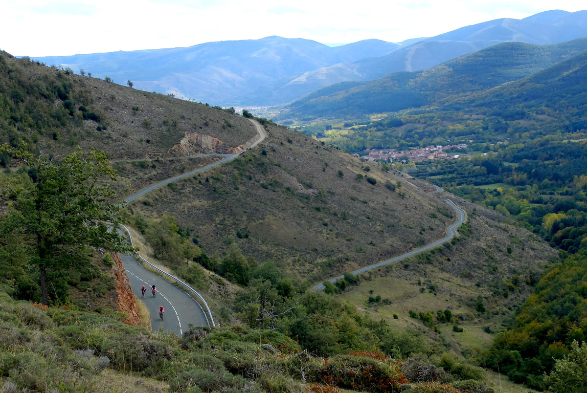 Ascending-Pradilla-La-Rioja-Bike-Tour