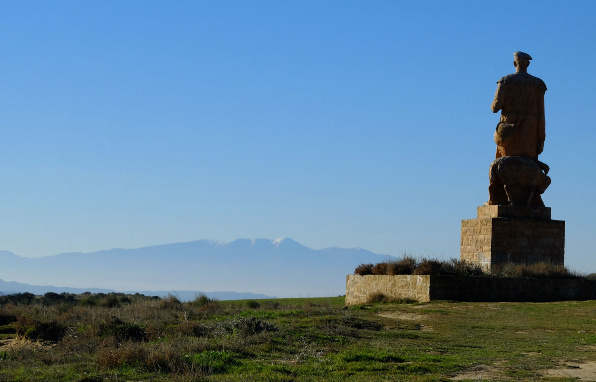 Monumento al Pastor en la Bardena Navarra