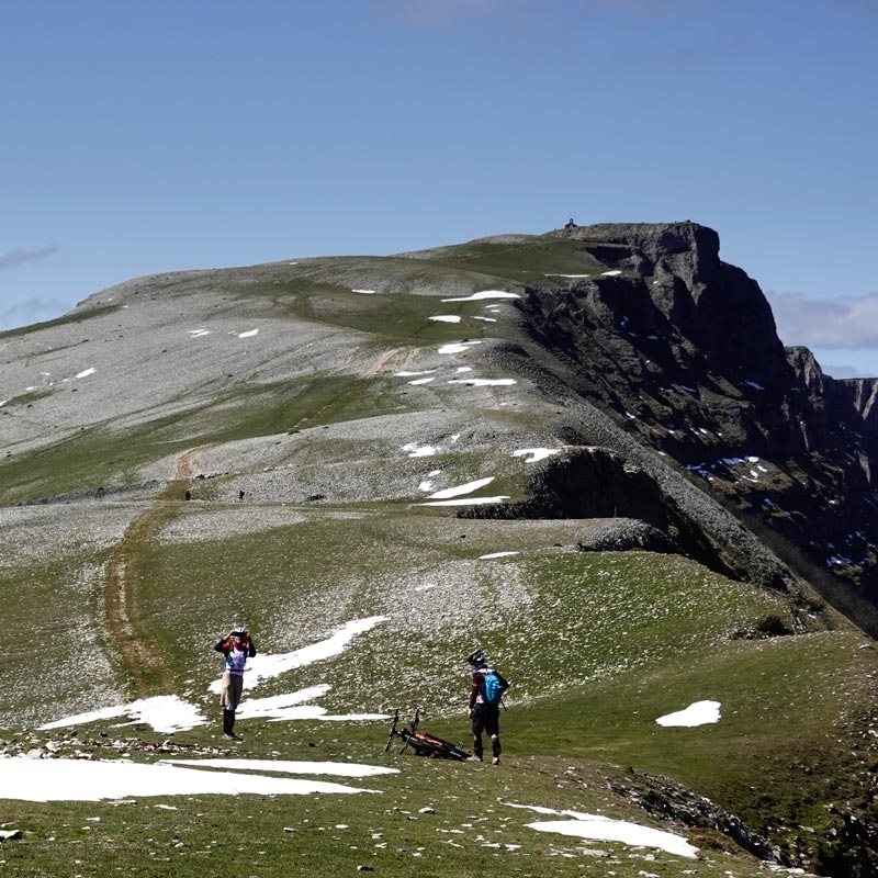 Bikers bajo la cima del Beriain
