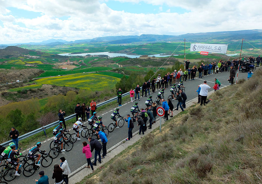 Professional peloton at Guirguillano pass