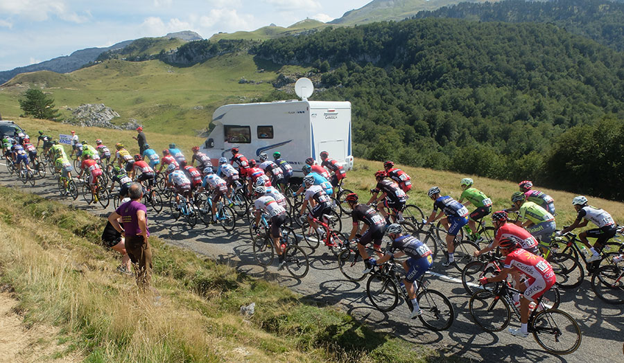 Peloton climbing Col La Pierre