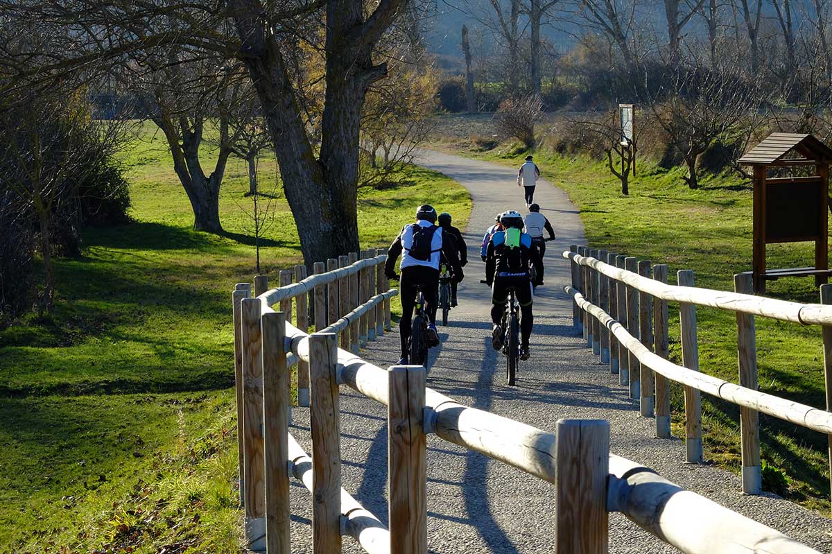 Basoak-MTB-Ciclistas en el Paseo-fluvial