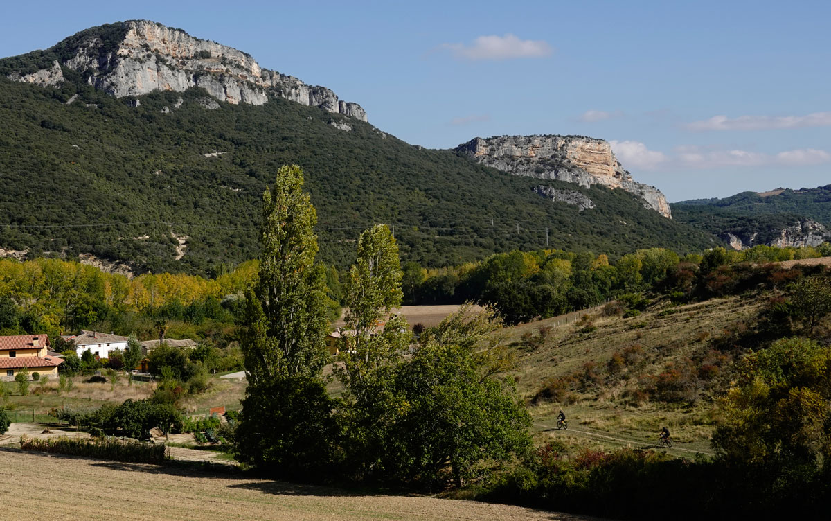 Bikers bajo las rocas de Azanza