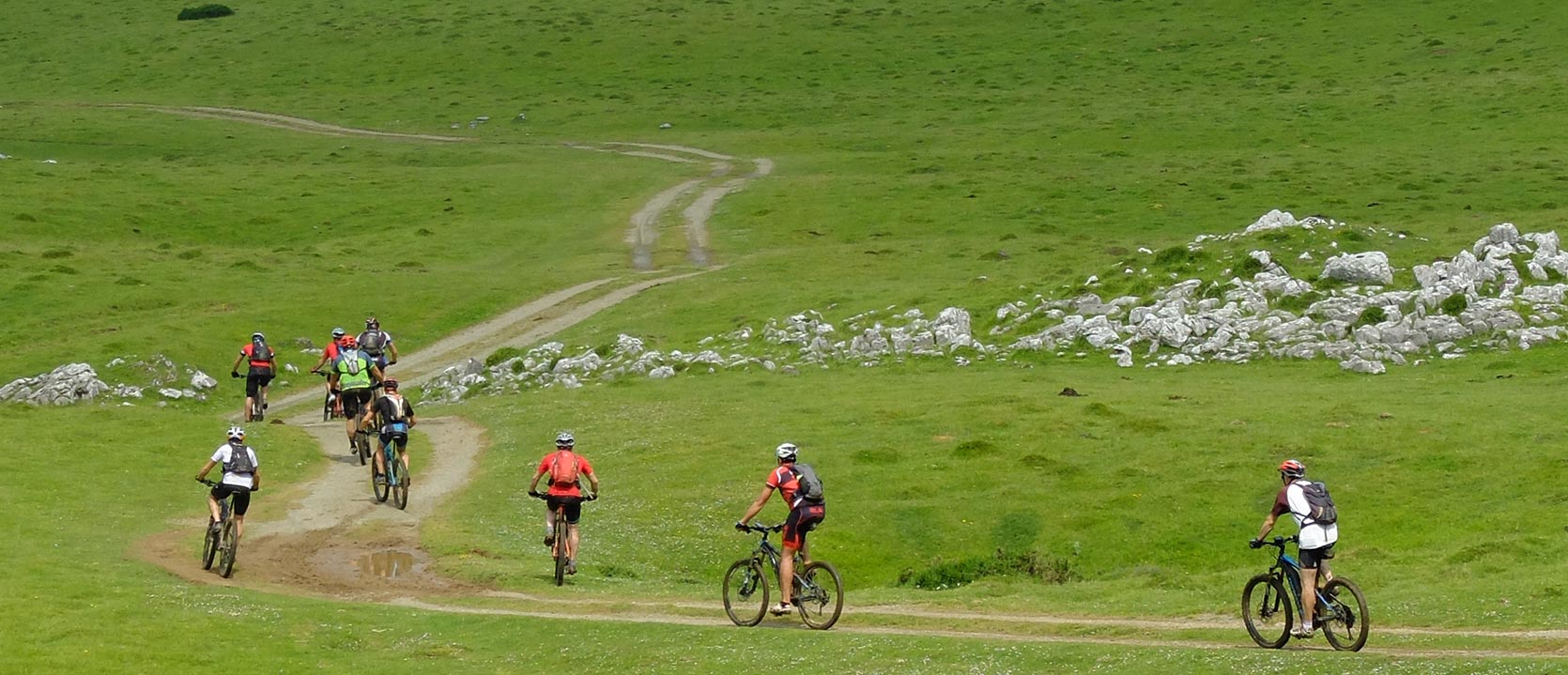 Grupeta de bikers en Aralar