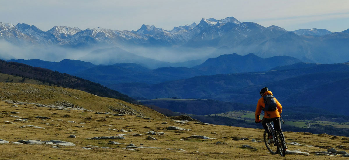 Vista de Pirineo con biker